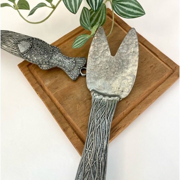 Stunning Pair Of Vintage Hammered Pewter Fish Serving Utensils - Picture 7 of 10